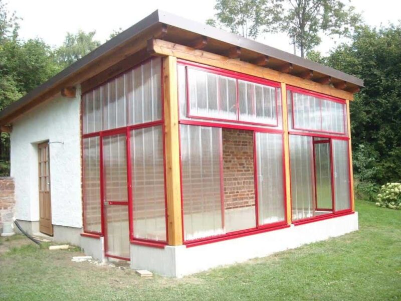 Einhausung in Rot Einhausung in Rot